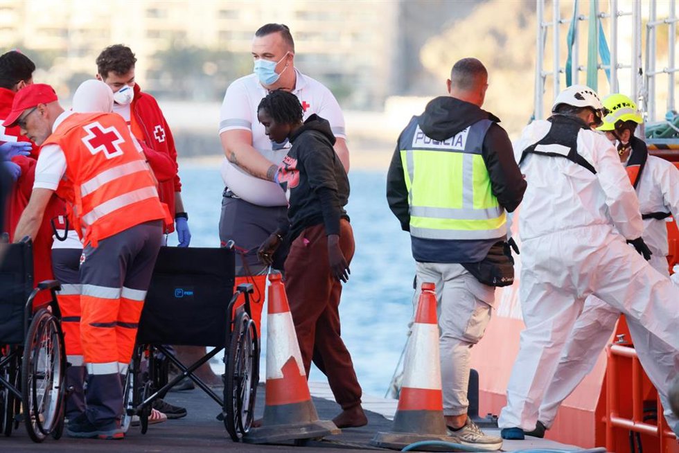 Archivo - Varios migrantes son rescatados y trasladados por Salvamento Marítimo al puerto de Arguineguín, a 15 de enero de 2026, en Gran Canaria, Canarias (España). 
