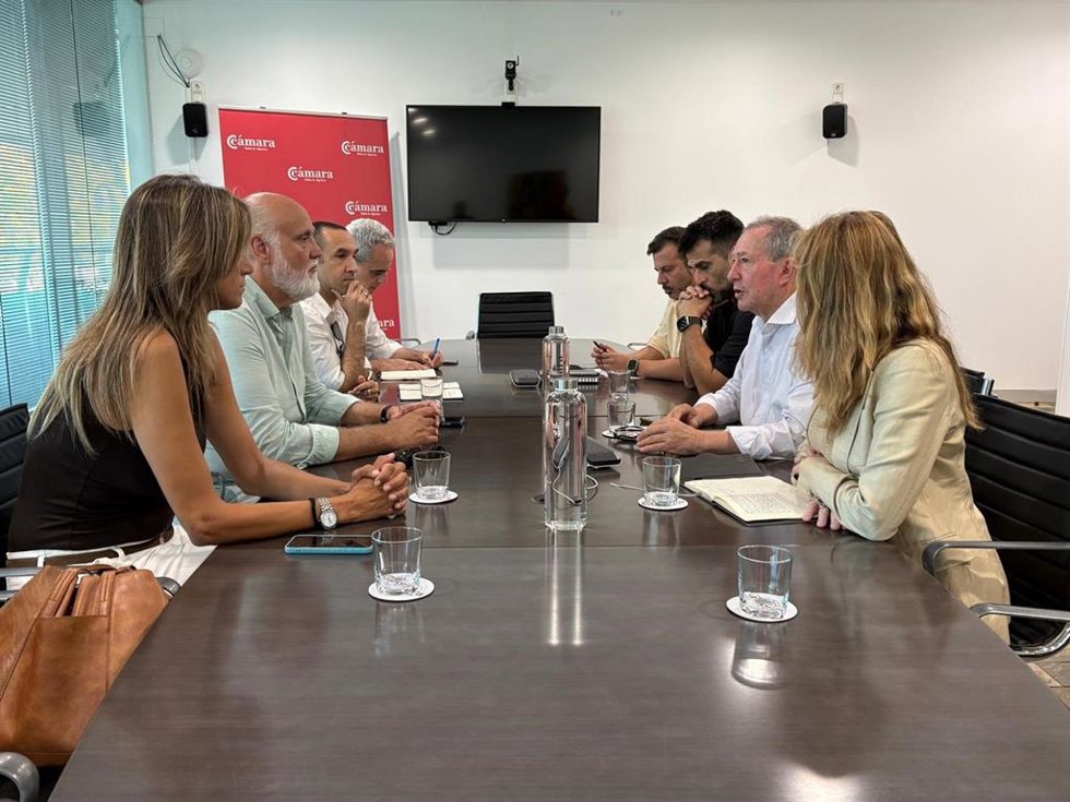 Javier Vidal con representantes de la AGI.
