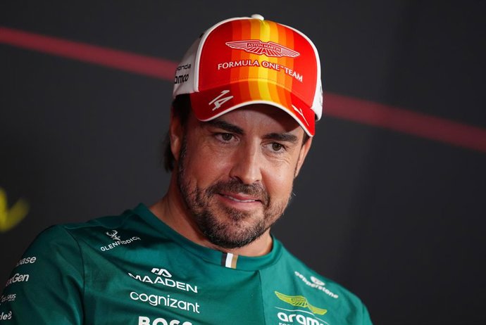 11 de junho de 2026, Espanha, Barcelona: O piloto espanhol de Fórmula 1 Fernando Alonso, da equipe Aston Martin, chega ao Circuito de Barcelona-Catalunha antes do Grande Prêmio de Barcelona-Catalunha. Foto: David Davies/PA Wire/dpa