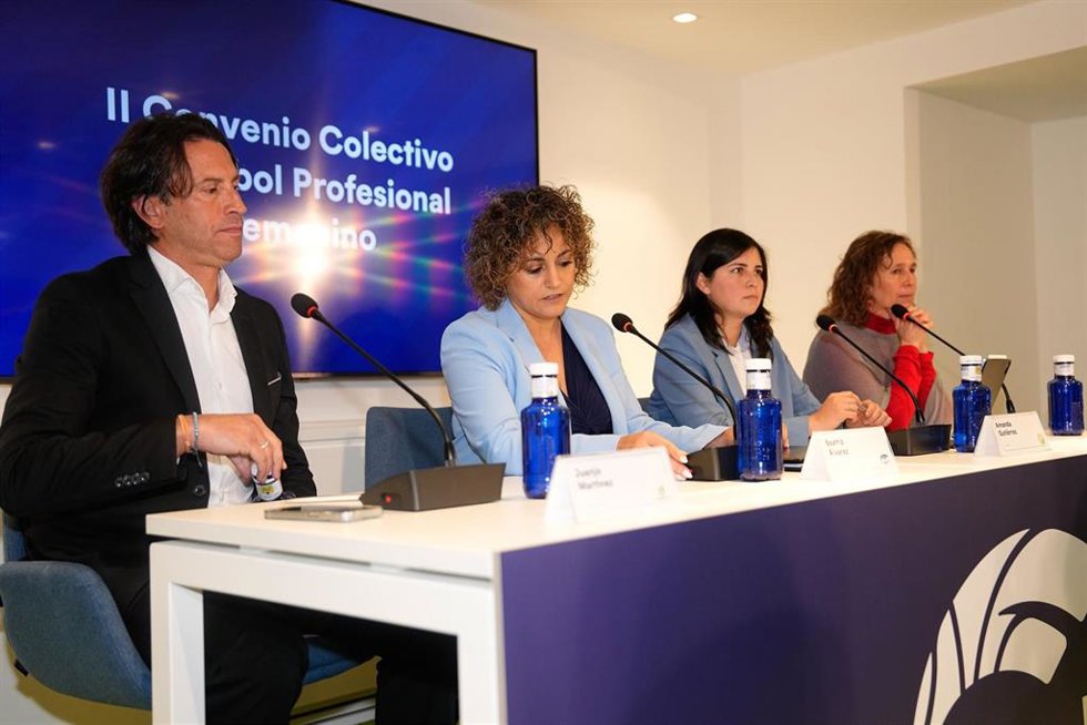 Archivo - Juanjo Martinez (izda), presidente de Futbolistas ON, durante una reunión para el Convenio Colectivo del fútbol femenino