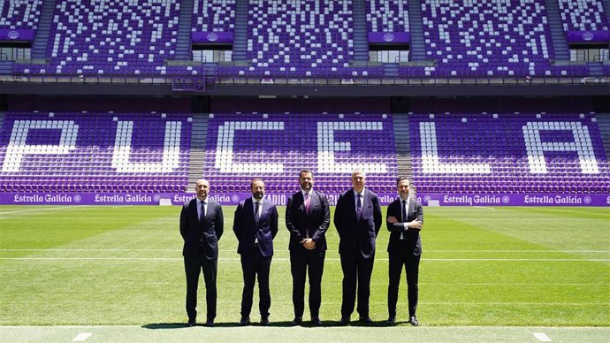 El presidente del Real Valladolid, Gabriel Solares, junto a los miembros del recién creado Consejo Consultivo.