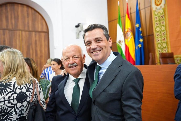 El presidente de la FAMP, José María Bellido, junto al presidente del Parlamento de Andalucía, Jesús Aguirre.