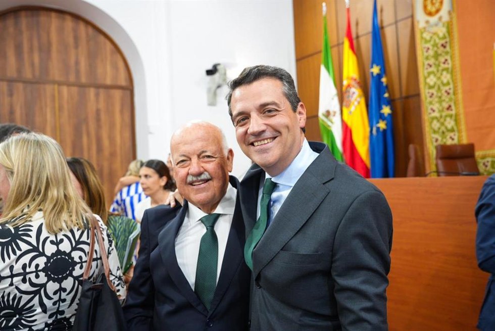 El presidente de la FAMP, José María Bellido, junto al presidente del Parlamento de Andalucía, Jesús Aguirre.