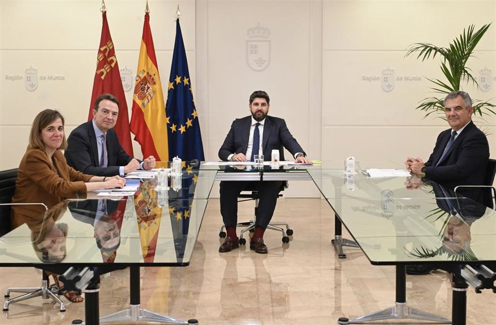 El presidente de la Región de Murcia, Fernando López Miras, reunido en el Palacio de San Esteban con el consejero delegado de Enagás, Arturo Gonzalo