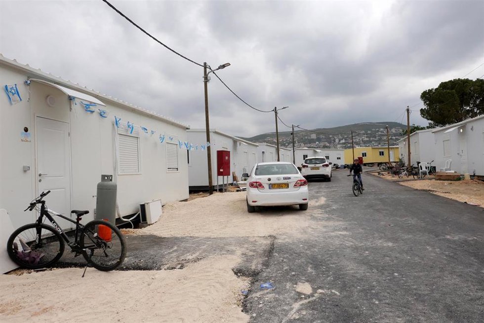 Archivo - Niños israelíes juegan en una calle cerca de estructuras reconstruidas en el asentamiento de Sa Nur, al sur de Yenín en la Cisjordania ocupada por Israel