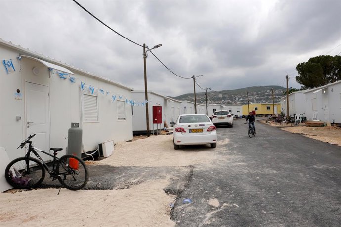 Archivo - 06 May 2026, Palestinian Territories, Sa-Nur: Israeli children play in a street near rebuilt structures at the Sa-Nur settlement south of Jenin in the Israeli-occupied West Bank. The settlement, which was dismantled in 2005, is currently being r