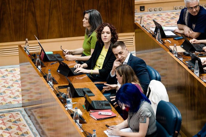 (I-D) La portavoz de Más Madrid en la Asamblea de Madrid, Manuela Bergerot, y los diputados de Más Madrid en la Asamblea María Pastor y Emilio Delgado durante una sesión plenaria en la Asamblea de Madrid