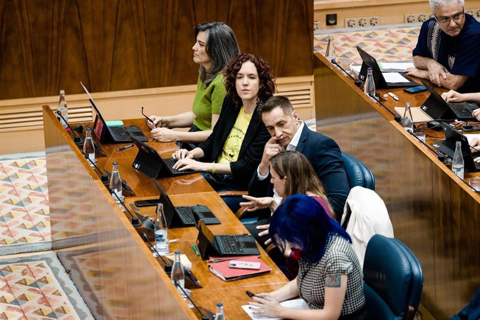 (I-D) La portavoz de Más Madrid en la Asamblea de Madrid, Manuela Bergerot, y los diputados de Más Madrid en la Asamblea María Pastor y Emilio Delgado durante una sesión plenaria en la Asamblea de Madrid