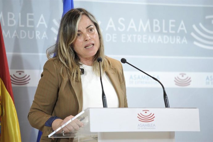 La secretaria general de la Consejería de Infraestructuras, Transporte y Vivienda, Laura Castell, en rueda de prensa antes de comparecer en comisión en la Asamblea para desgranar los presupuestos regionales de 2026 en su departamento