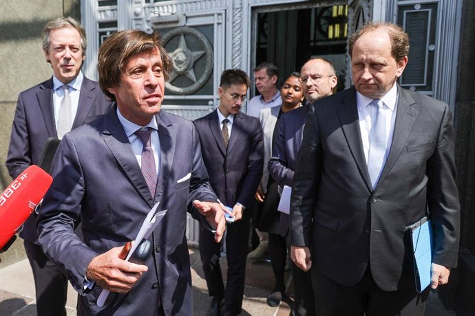 RÚSSIA, MOSCOU - 11 DE JUNHO DE 2026: O embaixador do Reino Unido na Rússia, Nigel Casey, o embaixador da França na Rússia, Nicolas de Riviere, e o embaixador da Alemanha na Rússia, Alexander Graf Lambsdorff (da esquerda para a direita), saem da sede do M