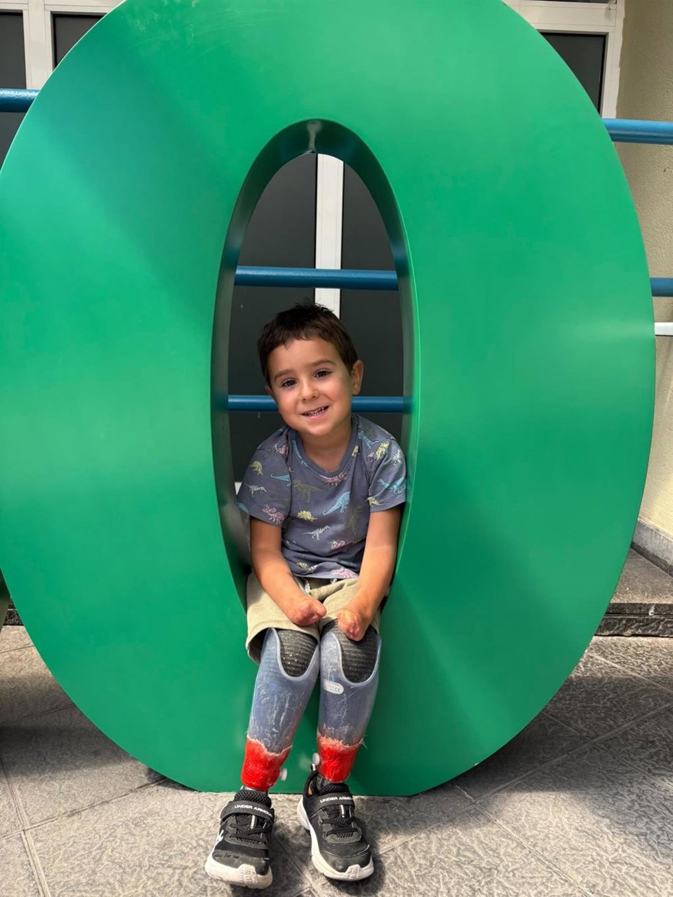 Mael, niño gijonés al que tuvieron que amputar manos y pies, protagonista de una acción solidaria del Club Natación Santa Olaya.