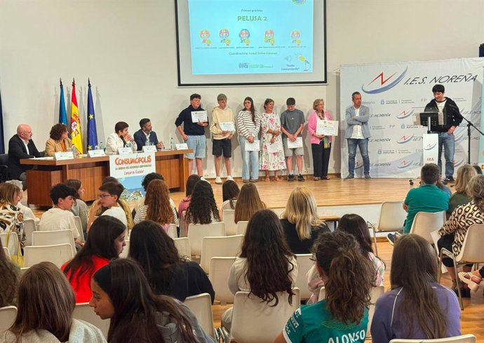 El consejero Ovidio Zapico con los alumnos y docentes de los centros premiados.