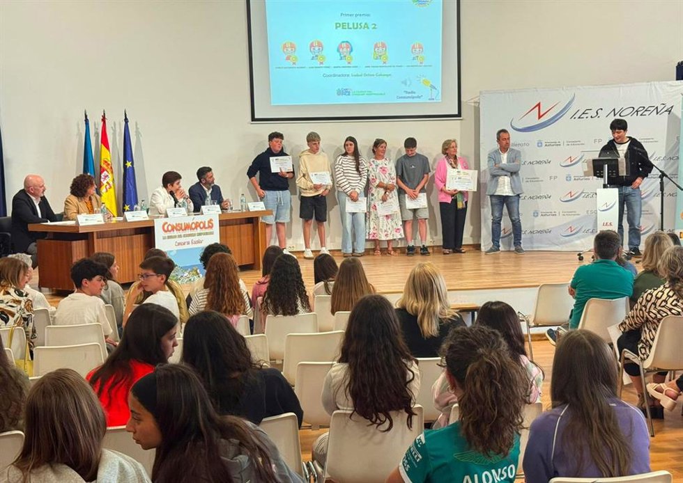 El consejero Ovidio Zapico con los alumnos y docentes de los centros premiados.