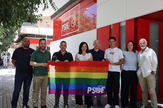 Crespín (centro) y Oliván (3º izda.), con otros responsables del PSOE cordobés, con la bandera Lgtbi, ante la sede provincial de su partido.