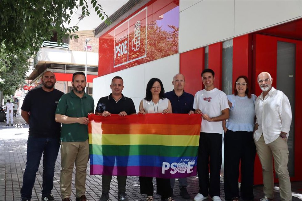 Crespín (centro) y Oliván (3º izda.), con otros responsables del PSOE cordobés, con la bandera Lgtbi, ante la sede provincial de su partido.