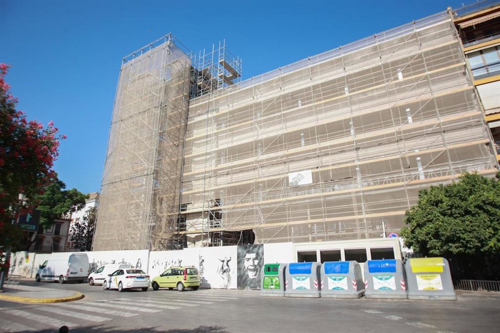 Archivo - Fachada en obras, cubierta de andamios, de la antigua comisaría de Policía entre las plazas de la Concordia y la Gavidia, en una foto de archivo