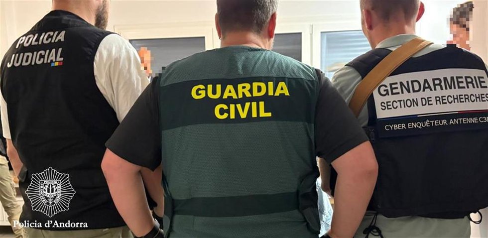 Miembros de los tres cuerpos policiales que han intervenido durante la operación