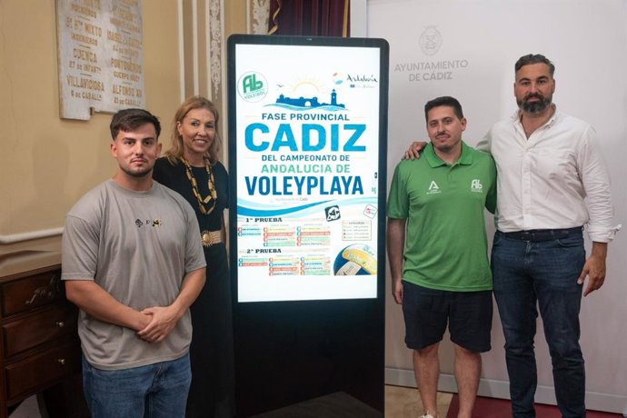 El concejal de Deportes del Ayuntamiento de Cádiz, Carlos Lucero Román; la delegada territorial de Turismo, Cultura y Deporte de la Junta de Andalucía en Cádiz, Tania Barcelona Lozano; el vicepresidente del Club Voleibol Amigos Cádiz, Raúl Cuenca Álvarez