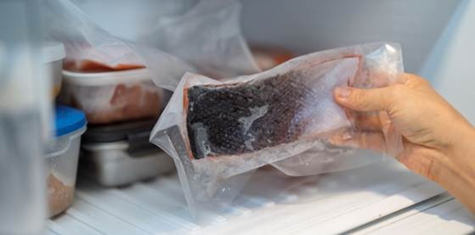 Salmón en un envase de plástico