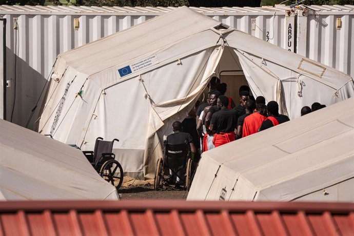 Archivo - Arxiu - Varis migrants a la seua arribada a un Centre d'Acolliment Temporal d'Estrangers (CATE)