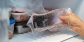 Foto: Los envases transfieren aditivos plásticos al pescado guardado en la nevera o el congelador