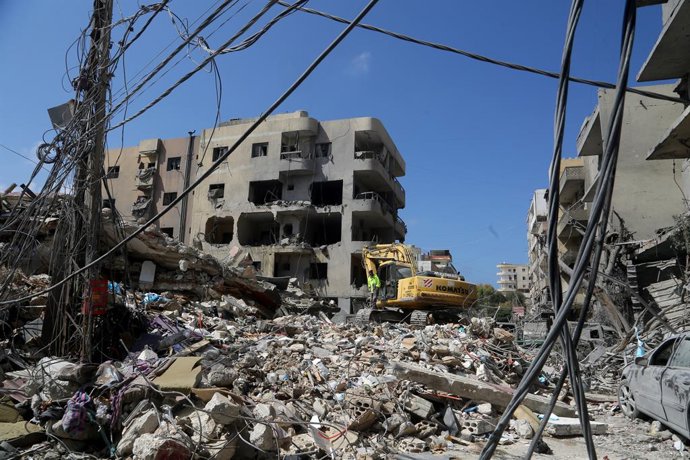 2 de junho de 2026, Tiro, Tiro, Líbano: Estão em andamento os trabalhos de remoção dos escombros dos edifícios destruídos que foram alvo de ataques aéreos israelenses nas proximidades do Hospital Jabal Amel, na cidade portuária de Tiro, no sul do Líbano. 
