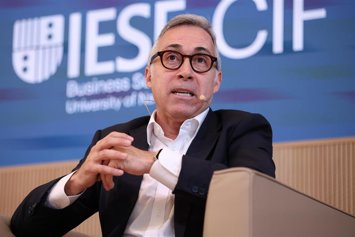 El CEO de Banco Sabadell, Marc Armengol, durante la sesión inaugural del foro de debate económico, en el Aula Magna del campus del IESE, a 27 de mayo de 2026, en Madrid (España).