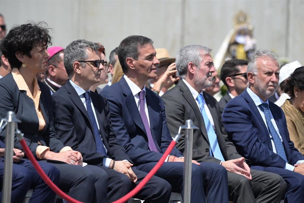 (I-D) La ministra de Inclusión, Seguridad Social y Migraciones, Elma Saiz; el ministro de la Presidencia, Justicia y Relaciones con las Cortes, Félix Bolaños; el presidente del Gobierno, Pedro Sánchez; el presidente de Canarias, Fernando Clavijo, y el min