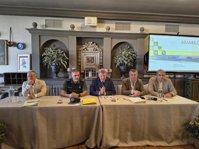 Rafael Sánchez de Puerta (centro), junto a autoridades, en la mesa presidencial de la asamblea.