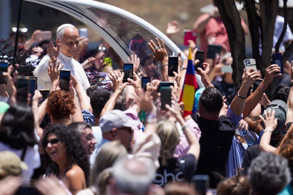 El Papa León XIV saluda desde el papamóvil tras la ceremonia de entrega de las llaves de la ciudad, a 11 de junio de 2026, en Las Palmas de Gran Canaria, Islas Canarias (España).