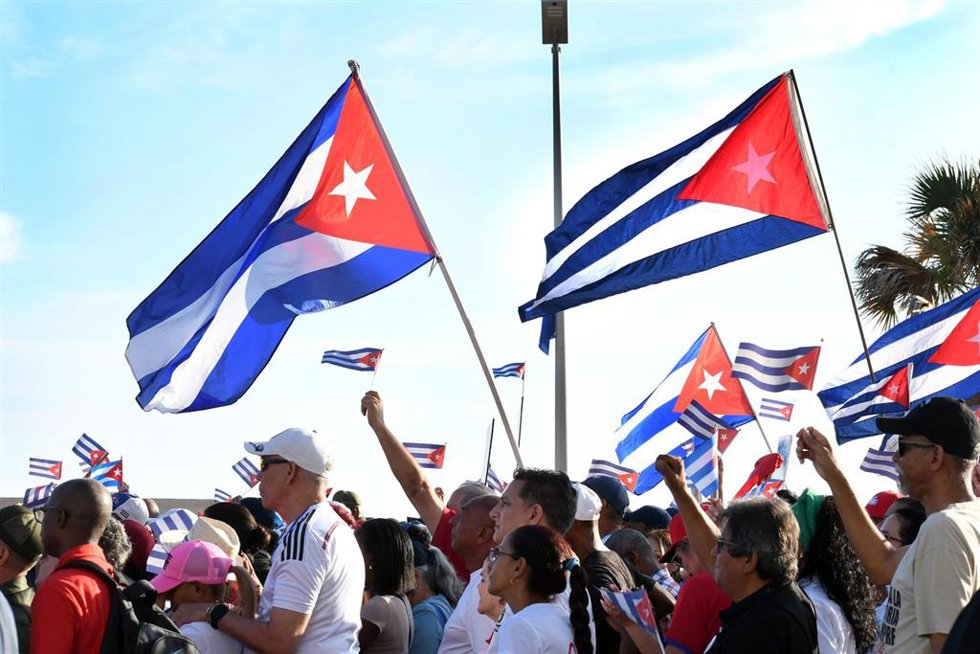 Manifestantes ondean banderas de Cuba en una protesta en La Habana