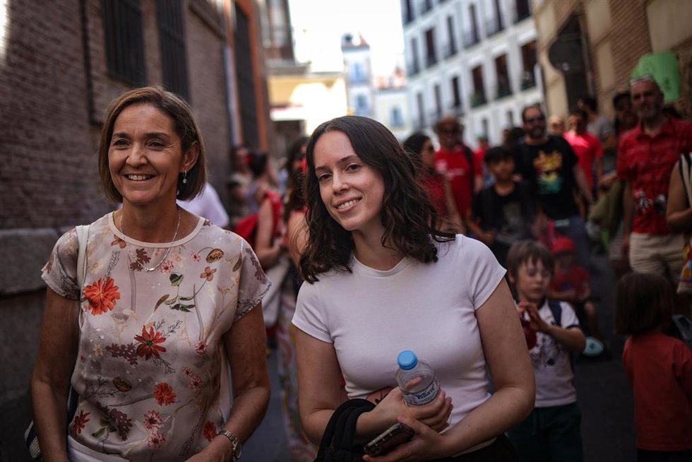 La portavoz del PSOE en el Ayuntamiento, Reyes Maroto, durante una concentración en el centro para exigir climatización en las aulas.
