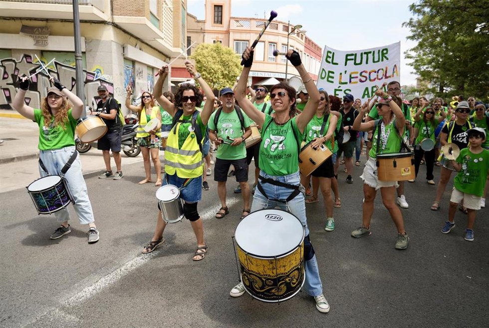 Varias personas paricipan en la manifestación por la huelga indefinida educativa, a 11 de junio de 2026, en Valencia.