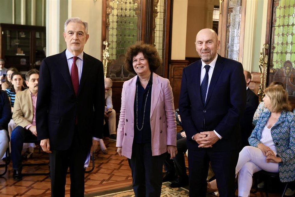 El magistrado del Tribunal Supremo, Pablo Lucas Murillo de la Cueva, la catedrática Elisenda Malaret García, y el presidente de la JGPA, Juan Cofiño.