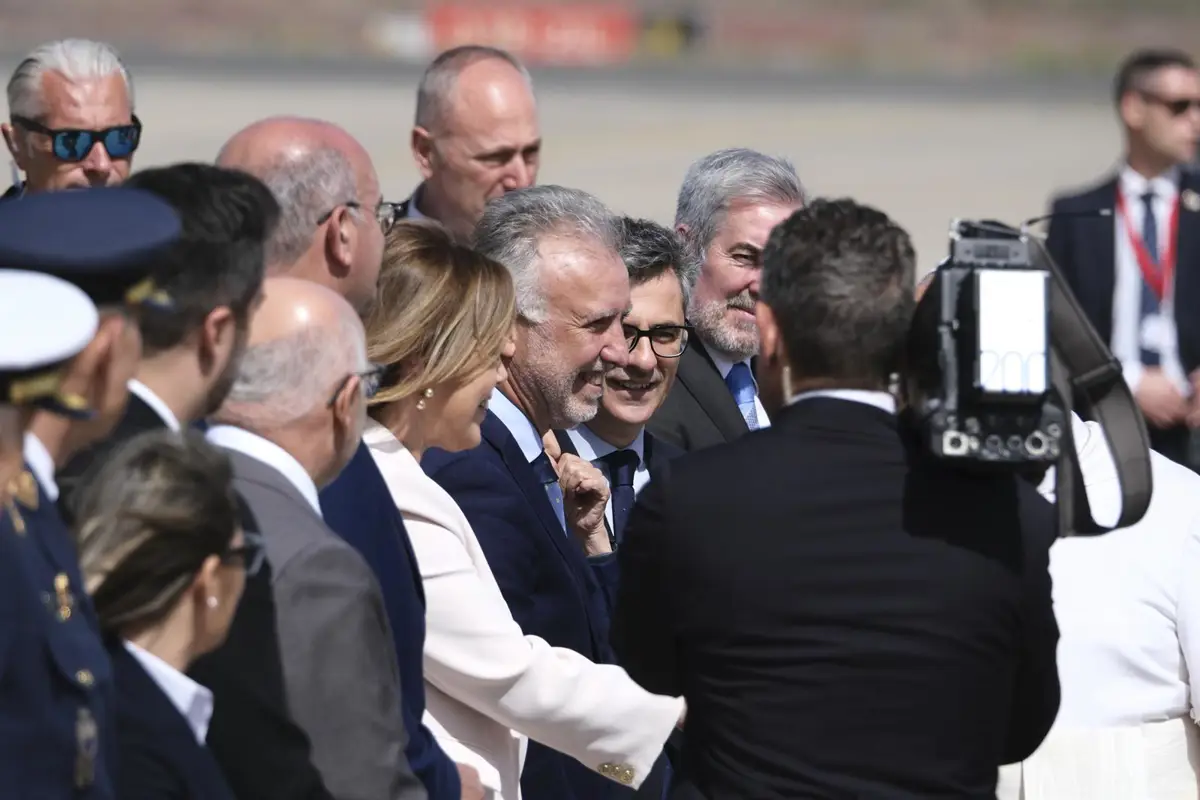 Ángel Víctor Torres y otros representantes en un evento.