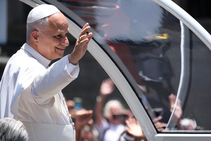 El Papa León XIV recorre en papamóvil el centro de la ciudad, a 11 de junio de 2026, en Las Palmas de Gran Canaria, Islas Canarias (España). La alcaldesa Carolina Darias hace entrega de la Llave de Oro de la Ciudad, la máxima distinción institucional que 