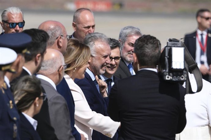(I-D) El delegado del Gobierno en Canarias, Anselmo Pestana, la presidenta del Parlamento regional, Astrid Pérez ,el ministro de Política Territorial, Ángel Víctor Torres; de la Presidencia, Félix Bolaños, y el presidente de Canarias, Fernando Clavijo.