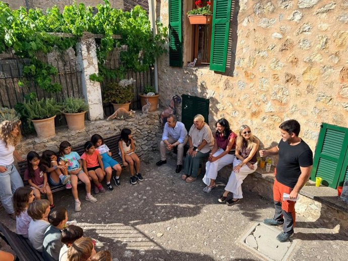 El conseller de Educación y Universidades, Antoni Vera, en la visita al Camp d'Aprenentatge d'Orient por su 30º aniversario.
