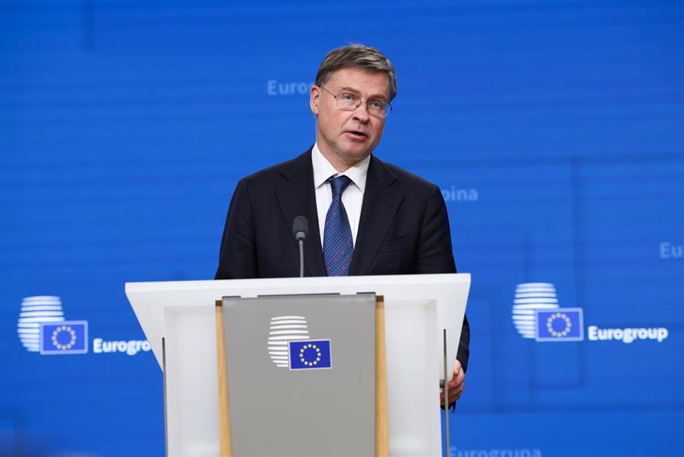 Archivo - El comisario europeo de Economía y Productividad, Aplicación y Simplificación, Valdis Dombrovskis, interviene durante una rueda de prensa posterior a la reunión del Eurogrupo en Bruselas