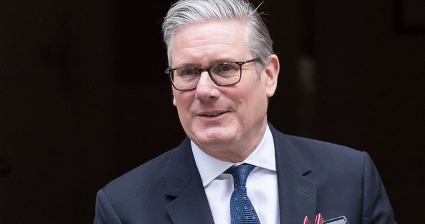 Starmer apunta a un gasto en defensa "sin precedentes" pero "sostenible" tras la dimisión del ministro Healey