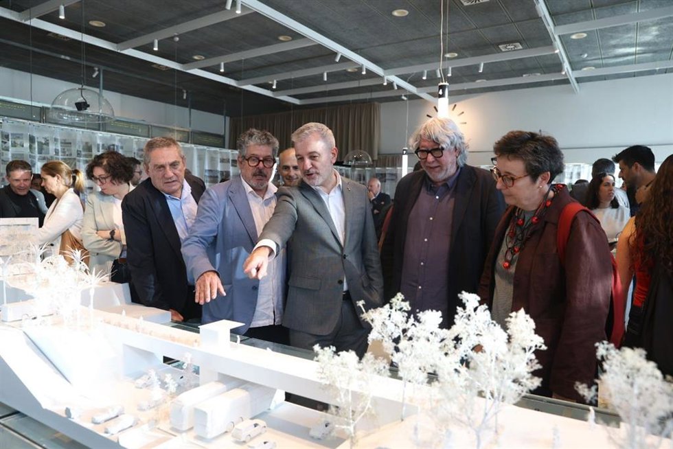El alcalde de Barcelona y presidente del AMB, Jaume Collboni, y el vicepresidente ejecutivo de la AMB, Antonio Balmón, inauguran la exposición 'Futur immediat. Transformar l'espai públic metropolità'