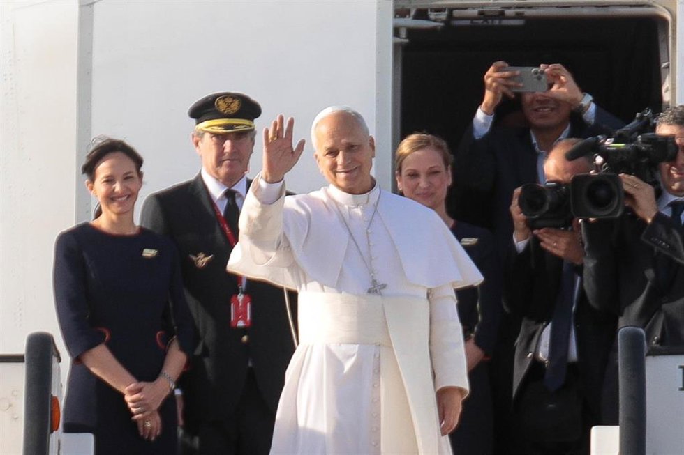 El Papa León XIV durante su despedida de Barcelona, en el aeropuerto internacional Josep Tarradellas Barcelona-El Prat, a 11 de junio de 2026, en Barcelona, Catalunya (España). El Pontífice deja Barcelona tras haber realizado 7 actos entre el 9 y el 10 de