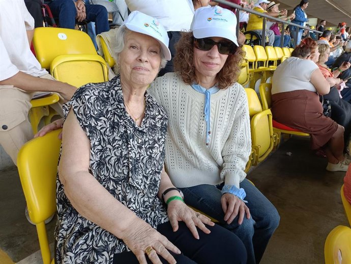 Gema y Ana, madre e hija, en la misa del Papa en el Estadio de Gran Canaria.