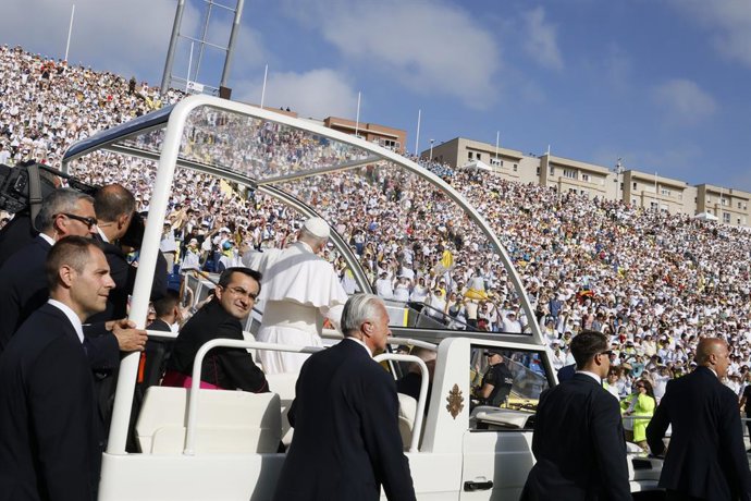 O Papa Leão XIV ao chegar à celebração da missa com grande afluência de fiéis, em 11 de junho de 2026, em Las Palmas de Gran Canaria, nas Ilhas Canárias (Espanha). Esta eucaristia marca a primeira vez que um pontífice visita oficialmente o arquipélago das
