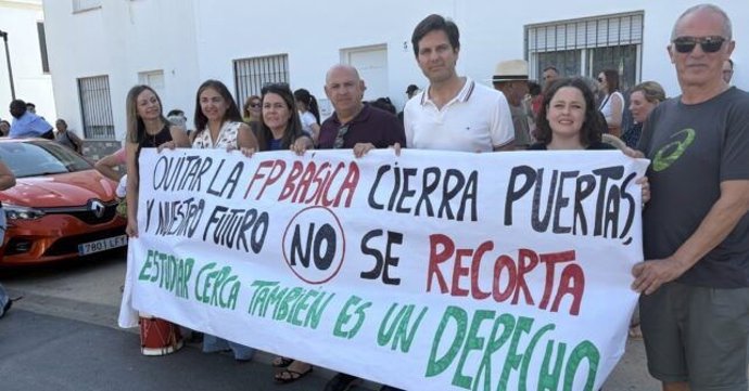 La secretaria de Educación del PSOE de Huelva, Irene Montiel, y el alcalde de Calañas, Diego Carrasco, durante la concentración.