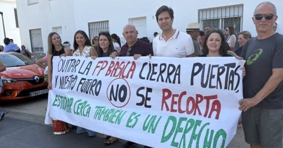 La secretaria de Educación del PSOE de Huelva, Irene Montiel, y el alcalde de Calañas, Diego Carrasco, durante la concentración.
