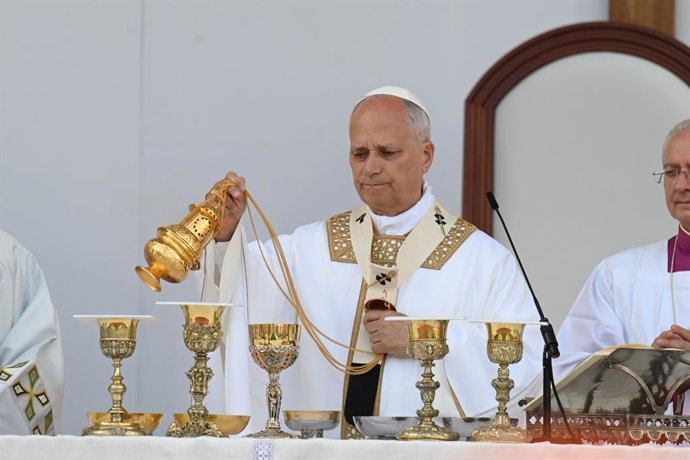 El Papa León XIV durante la celebración de la Santa Misa multitudinaria, a 11 de junio de 2026, en Las Palmas de Gran Canaria, Canarias (España). Esta eucaristía marca la primera vez que un pontífice visita oficialmente el archipiélago canario y congrega 