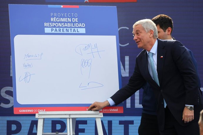 Santiago, 11 de junio de 2026. El Presidente de la Republica, Jose Antonio Kast, junto al ministro de Justicia y Derechos Humanos, y el alcalde de Independencia,  firma el proyecto de ley de Regimen de Responsabilidad Parental.  Jonnathan Oyarzun/Aton