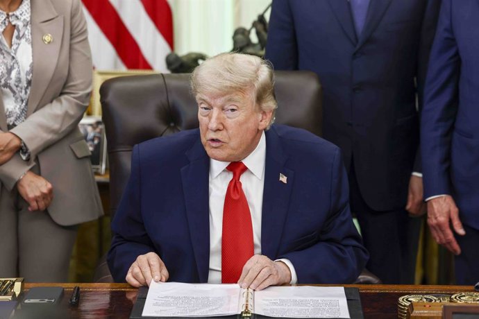 June 11, 2026, Washington, District Of Columbia, USA: US President Donald Trump speaks to reporters about restoring commercial fishing access to areas of the Pacific during a signing ceremony in the Oval Office of the White House in Washington, DC, USA, 1