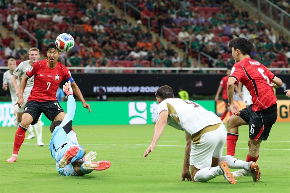 El centrocampista surcoreano In-Beom Hwang (derecha) marca un gol ante Chequia en el Mundial 2026.